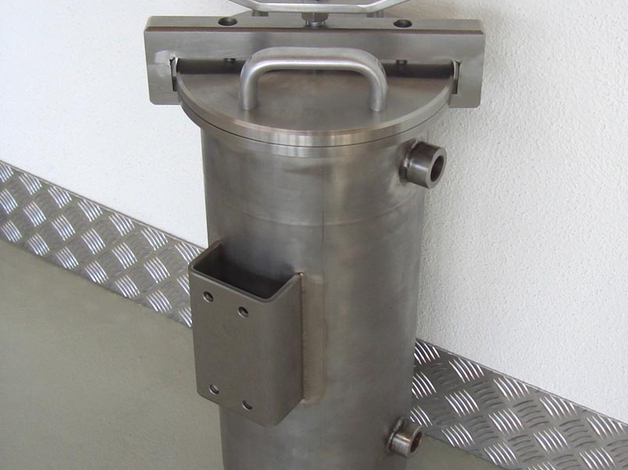 Filter-Druckbehälter in Edelstahl mit doppelseitigen U-Flanschen zur Befestigung